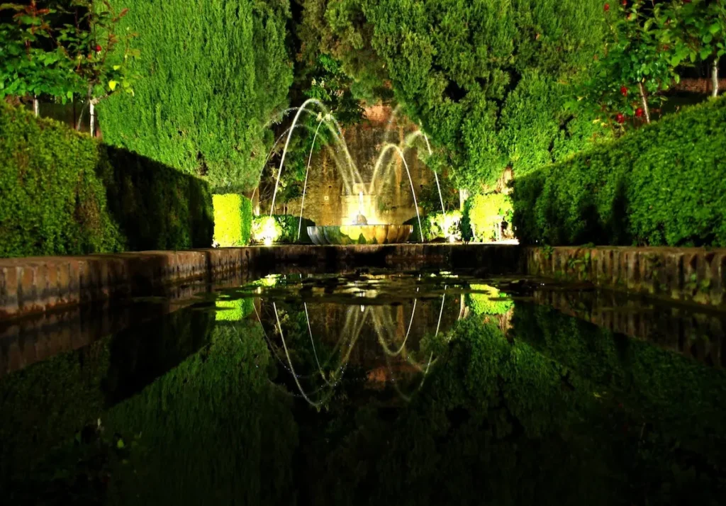 generalife nocturno luz y agua en escena