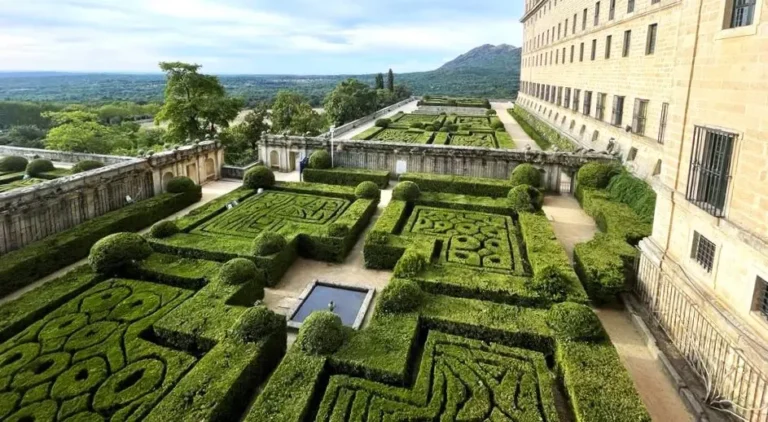 Diseño geométrico de parterres de boj en el Jardín de los Frailes, mostrando la simetría y el orden en el paisajismo clásico.