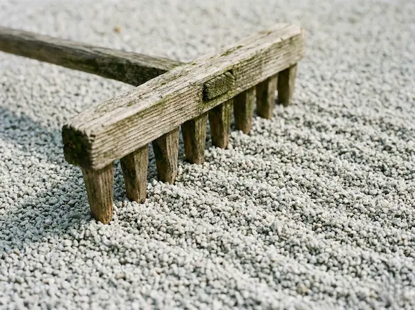 rastrillo para una labor imprescindible en un jardín zen