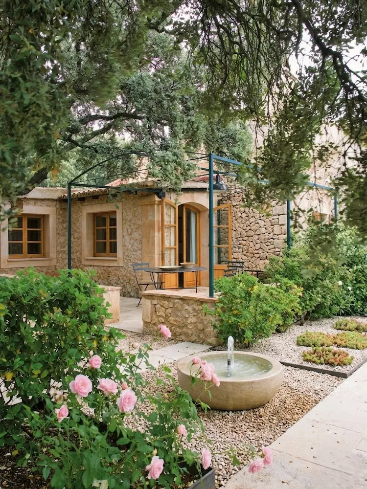 casa de campo mallorquina con fachada tipica piedra al sec