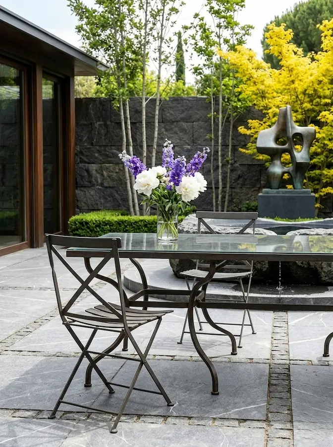 Este espacio nos muestra cómo la arquitectura moderna y la botánica pueden dialogar de forma exquisita.