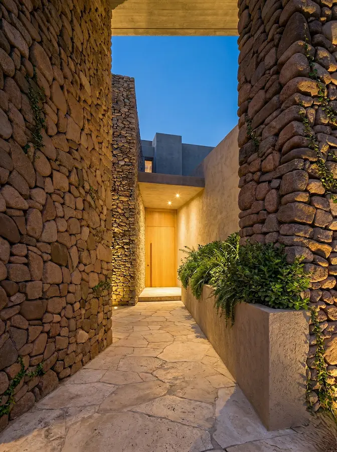 iluminación de los muros de piedra seca es un factor clave para transformar la atmósfera del jardín al caer el sol