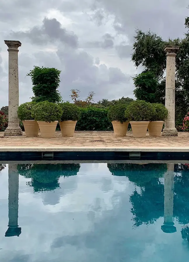 el estilo clásico domina el entorno de la sierra cordobesa integrándose sutilmente