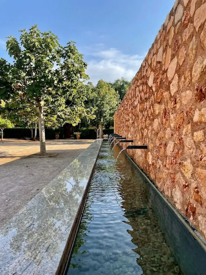 fuentes longitudinales con caños metálicos o pétreos permite introducir un punto focal rítmico