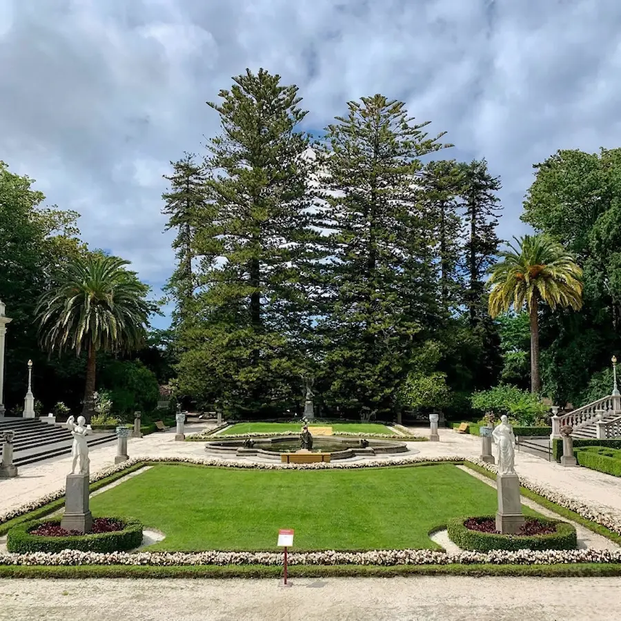 El jardín italiano es un ejercicio de contrastes. La solidez de las escalinatas de piedra y los muros de contención se ve suavizada por la presencia de cedros del Atlas y enormes araucarias que actúan como telón de fondo.