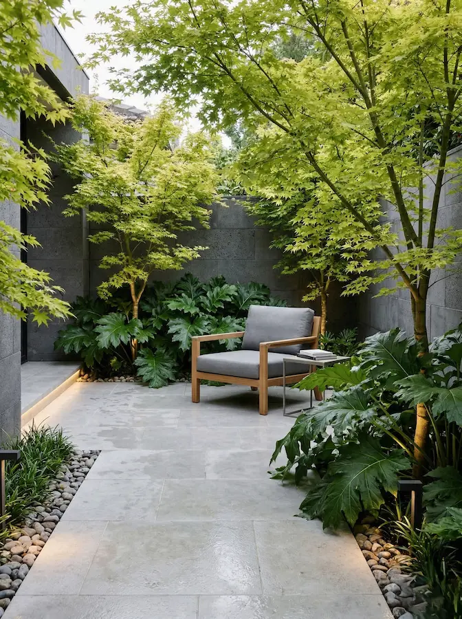 jardín de sombra en chalet con arces, pavimentado losa gris