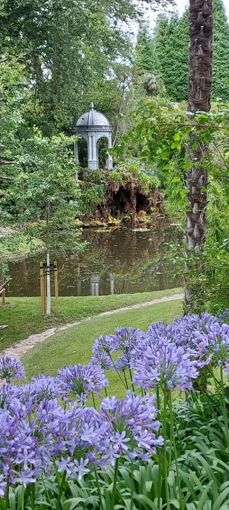 templete jónico erigido sobre una gruta de rocalla