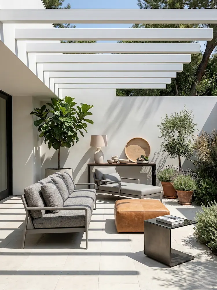En este diseño, la pérgola se reduce a vigas blancas y lisas que parecen flotar.