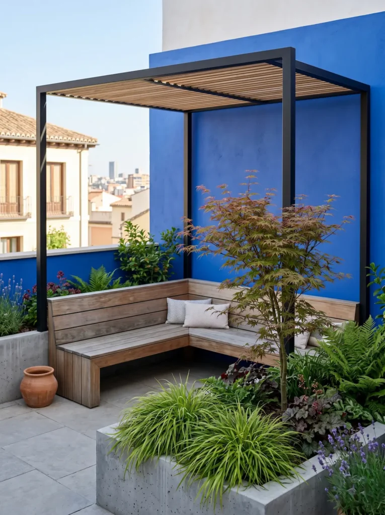 rinconera en jardín pequeño azotea jardinesconestiloblog Área de descanso con un banco de madera a medida y muro azul cobalto integrando un Arce japonés para lograr un estándar profesional en el diseño de jardines pequeños
