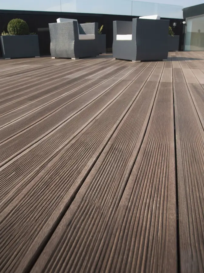 suelo técnico madera natural acanalada ideal para terraza. Antideslizante