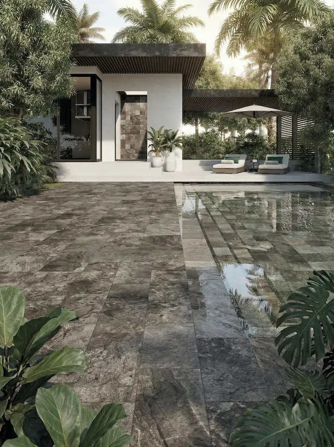 La selección de acabados antideslizantes con textura de piedra natural es fundamental para zonas húmedas.