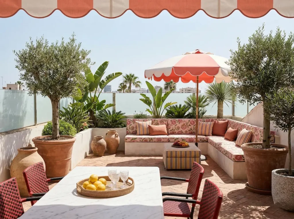 terraza mediterránea con pérgola cubierta cañizo, olivos en tinajas