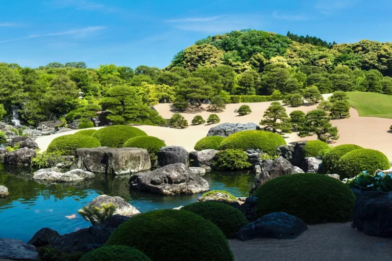 vista general de jardín seco en Museo Adachi