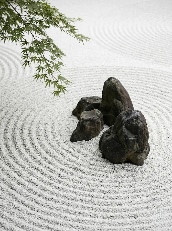 karensasui zen jardín con los elementos de arena, rocas y acer