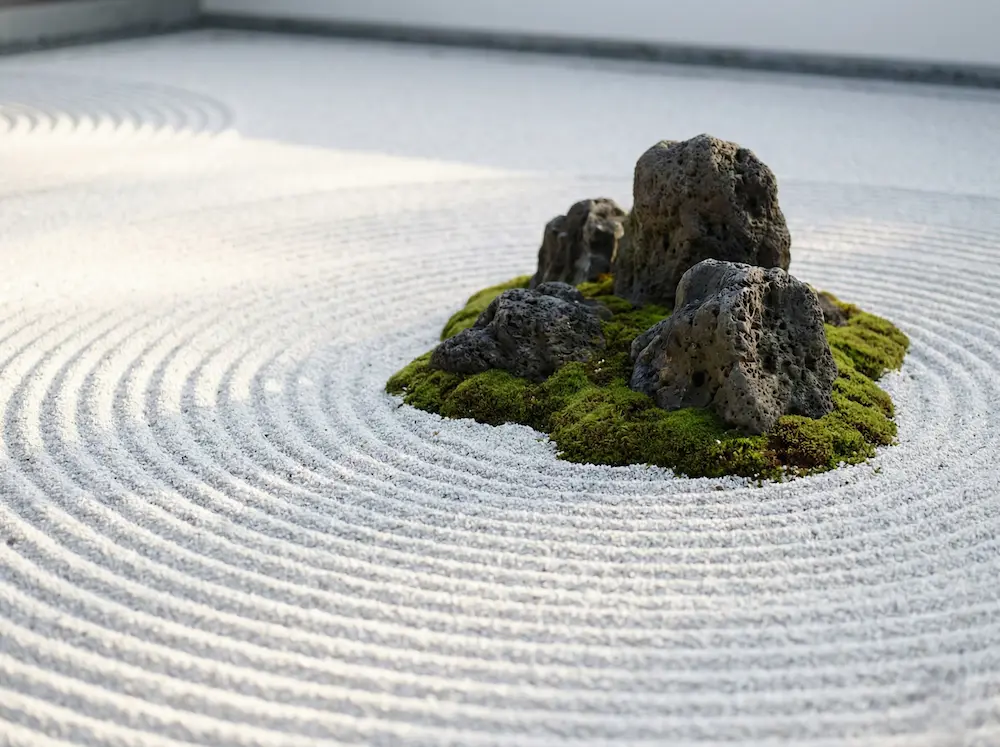 karesansui paisaje que no se entrega a los ojos, sino a la contemplación, donde cada grano de arena y cada roca son una invitación a encontrar el centro en medio del mundo