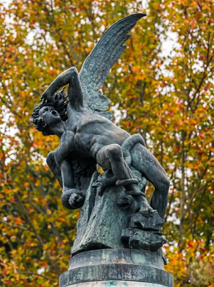 estatua de El Angel Caído en Parque de El Retiro