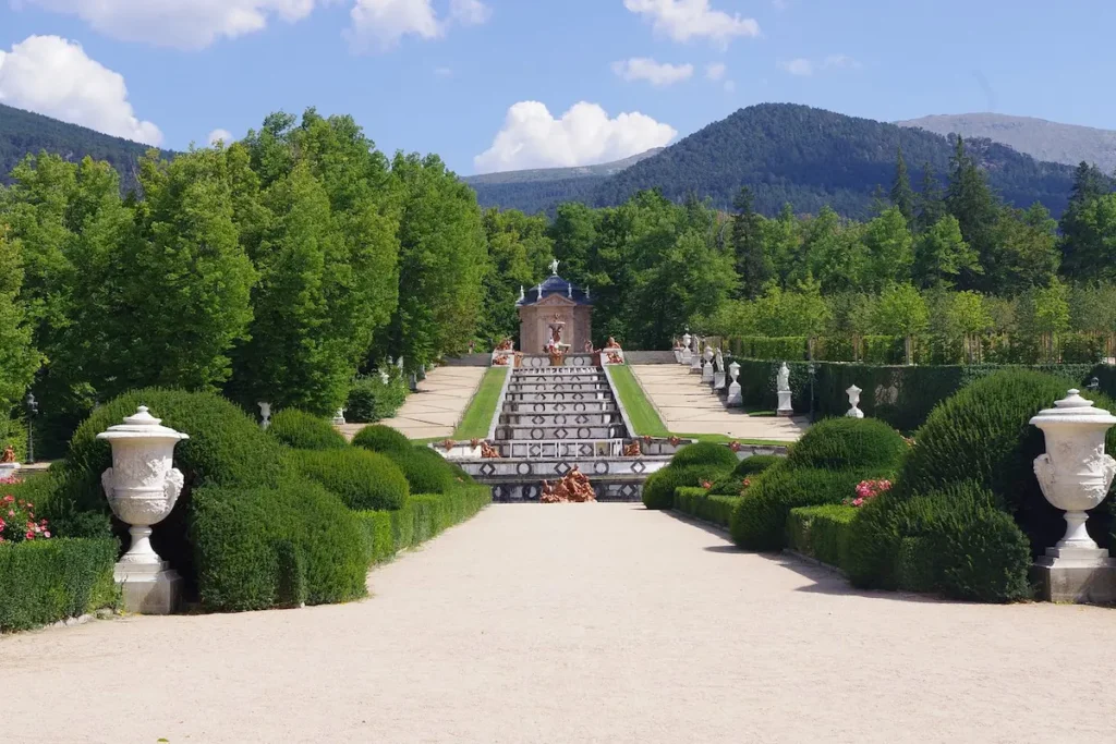 el Palacio de la Granja rodeado de montañas en la Sierra de Guadarrama
