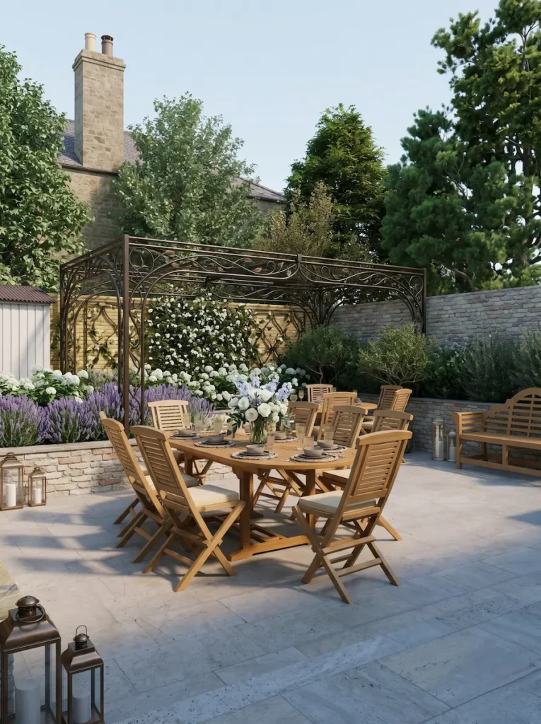 Terraza con muebles de comedor estar en teca con pérgola de hierro forjado