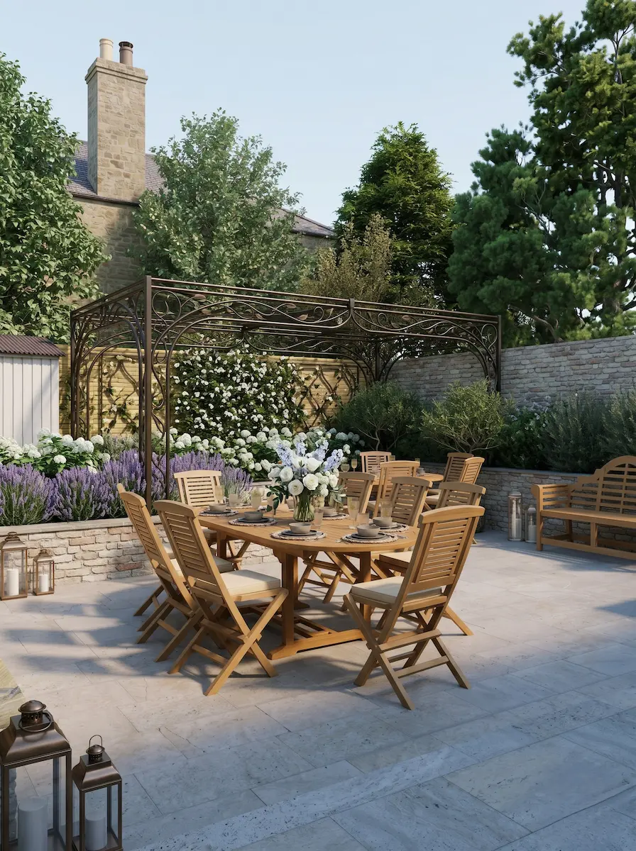 Terraza con muebles de comedor estar en teca con pérgola de hierro forjado