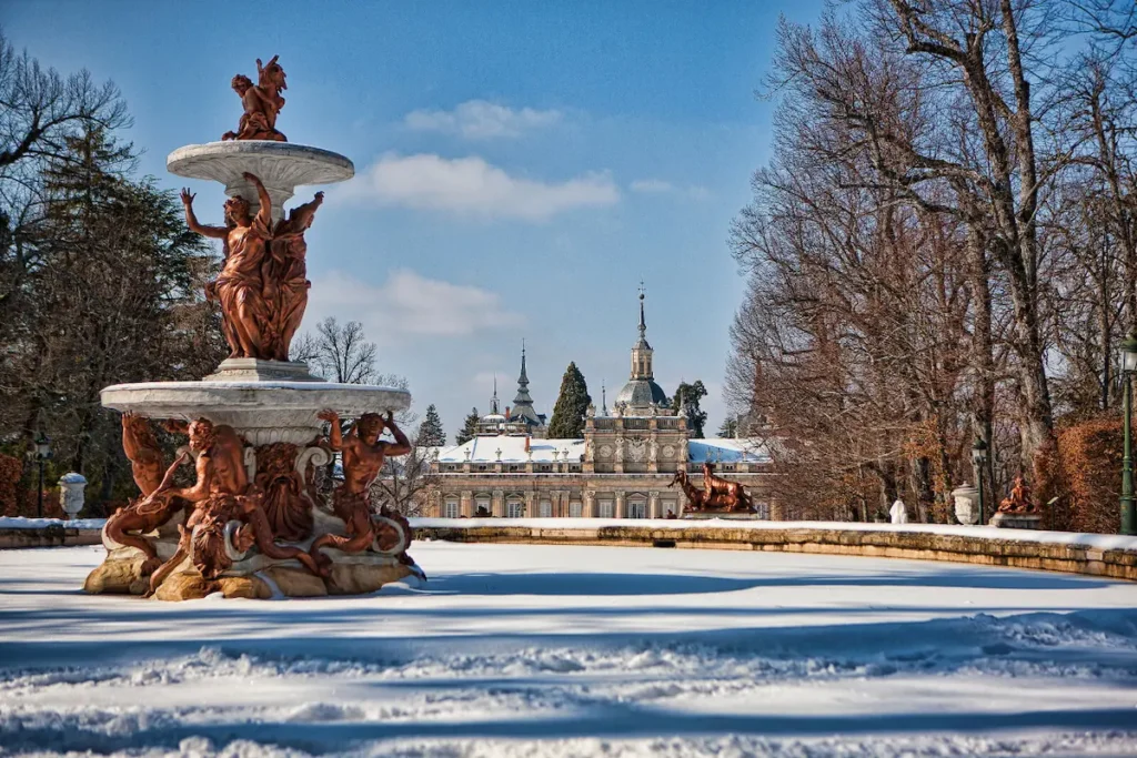 Fuente escultorica en La Granja de San Ildefonso tras la nevada del último invierno