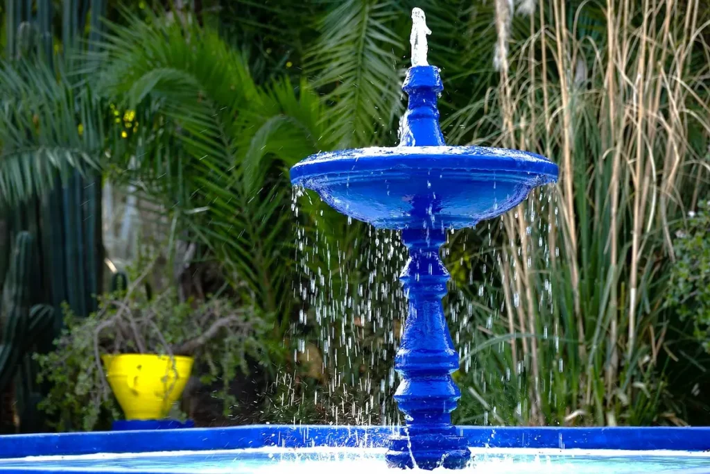 fuente azul en jardín majorelle