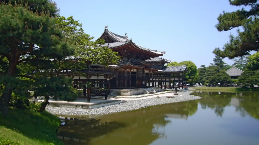 jardín japonés Byodo Uji, de tendencia china, junto a cauce de agua