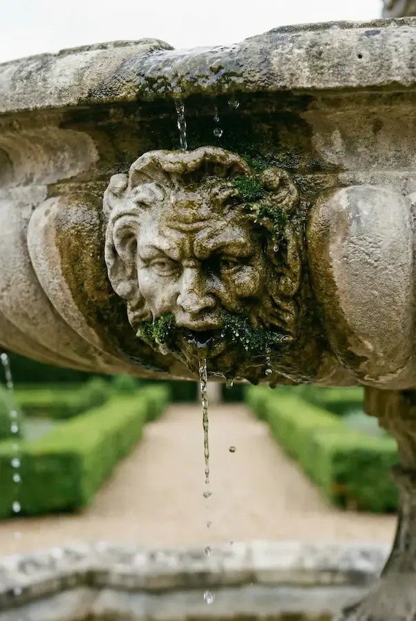 fuente de piedra con agua en versalles, la pátina del tiempo