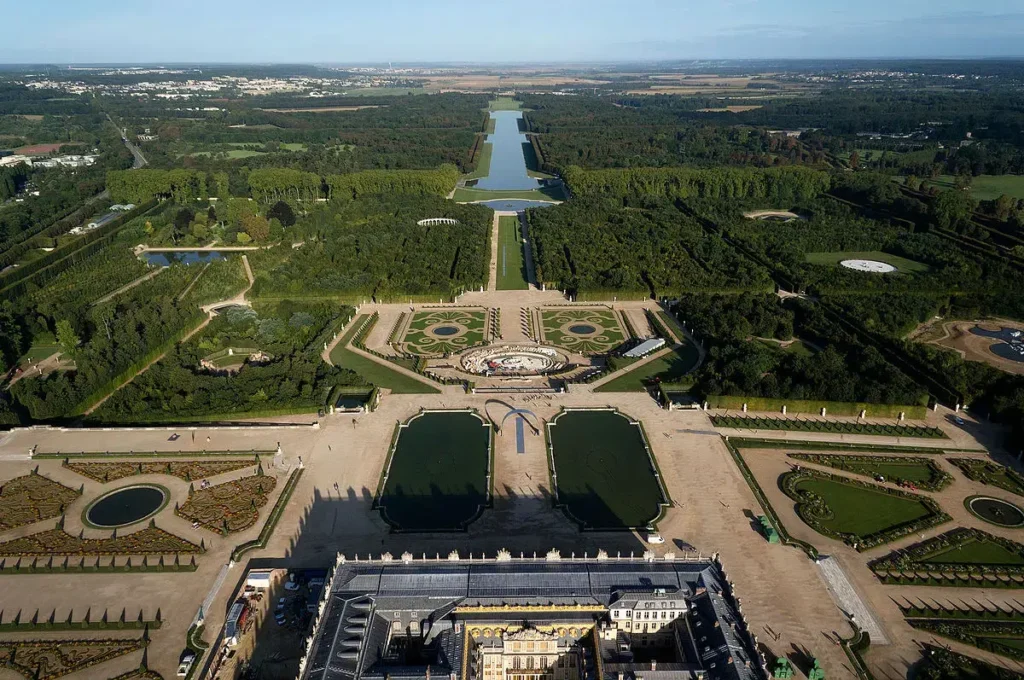 Vista aérea general de los jardines de Versalles incluido Gran Canal