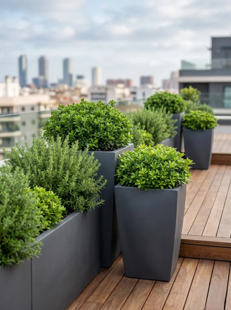 Detalle de jardineras de resina de alta tecnología en un ático, evidenciando un diseño cuidado que respeta la capacidad de carga estructural del edificio.